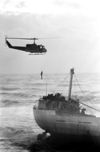 Een helicopter bij het van boord halen van de eerste man, Bestanddeelnr 918-4876