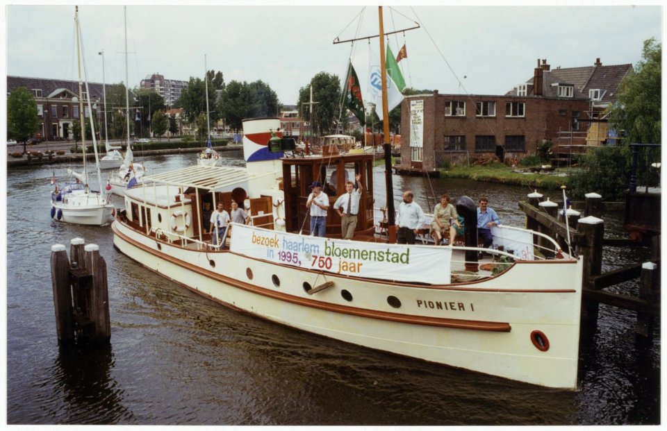 Een boot in het Spaarne ter promotie van Haarlem 750 jaar in 1995. NL-HlmNHA 54035188