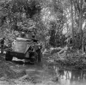 Een Humber pantserwagen rijdt door moerassig en dichtbegroeid gebied, Bestanddeelnr 15107