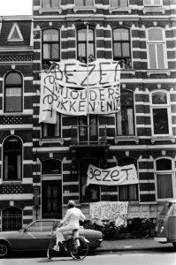 Exterieur van het bezette gebouw, behangen met spandoeken, o.a. Wij ouders pikk, Bestanddeelnr 930-3366