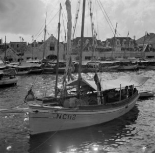 Een boot met de naam Vigilante in het Waaigat in Willemstad op Curaçao, Bestanddeelnr 252-7268