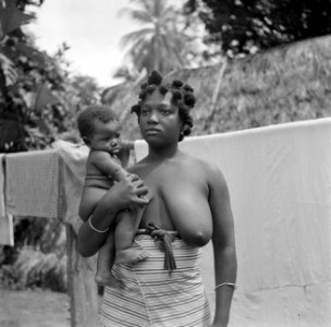 Een boslandcreoolmoeder met kind in Langetabbetje in Suriname, Bestanddeelnr 252-6763