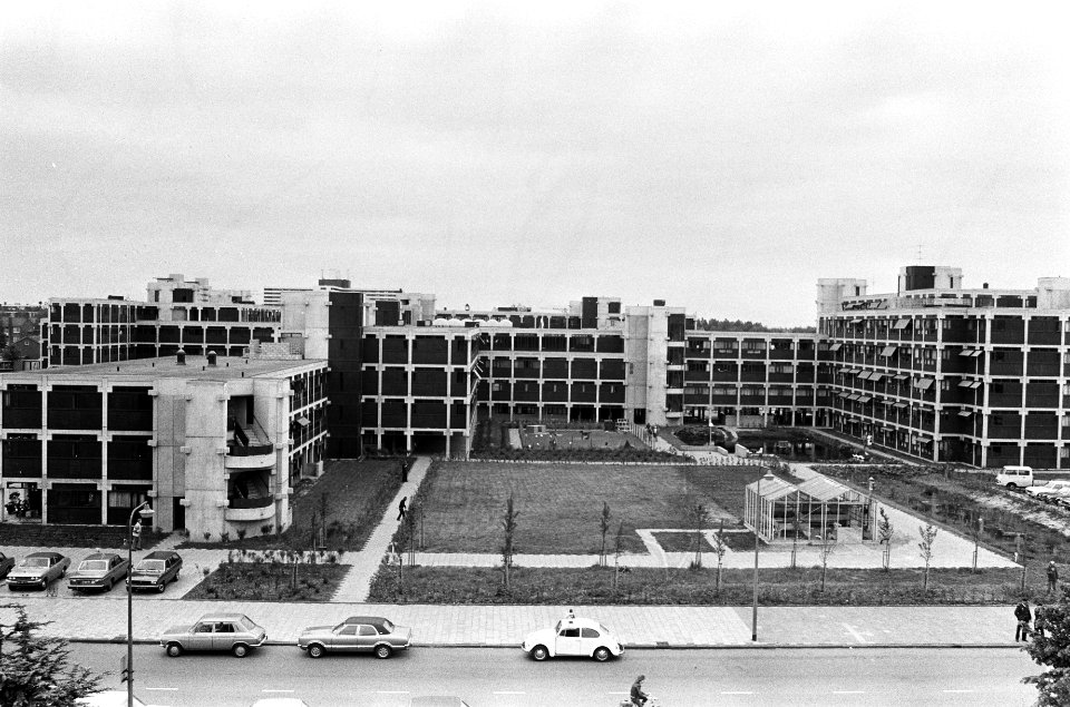 Exterieur van het wooncomplex, een ontwerp van de Nederlandse architect Herman H, Bestanddeelnr 927-9564