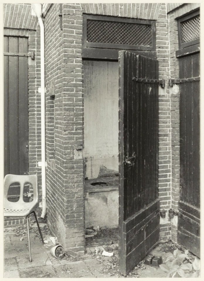 Een in originele staat verkerende plee, deze sanitaire voorziening met een verleden staat achter een huis aan de Elswoutslaan. NL-HlmNHA 54013883