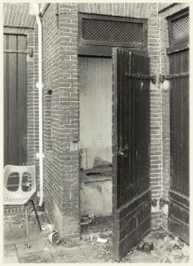 Een in originele staat verkerende plee, deze sanitaire voorziening met een verleden staat achter een huis aan de Elswoutslaan. NL-HlmNHA 54013883