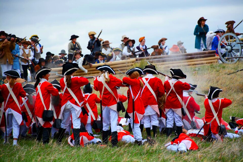 War students red and white