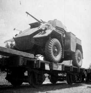 Een Humber pantserwagen op een wagon van een trein, Bestanddeelnr 15796