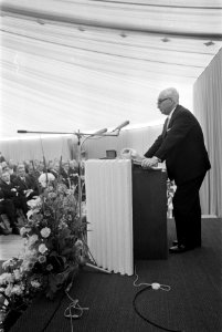 Een heer houdt een toespraak, Bestanddeelnr 921-6759