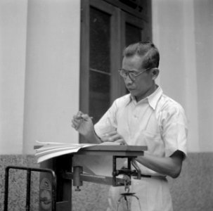 Een Indonesische administrateur bij een weegschaal, Bestanddeelnr 255-6795