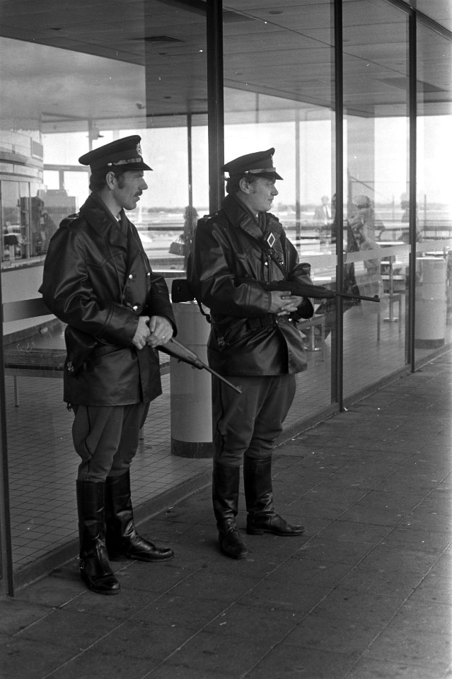 Extra veiligheidsmaatregelen op Schiphol, politiemannen met karabijnen, Bestanddeelnr 925-8689