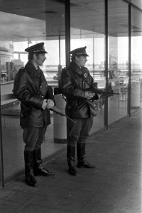Extra veiligheidsmaatregelen op Schiphol, politiemannen met karabijnen, Bestanddeelnr 925-8689