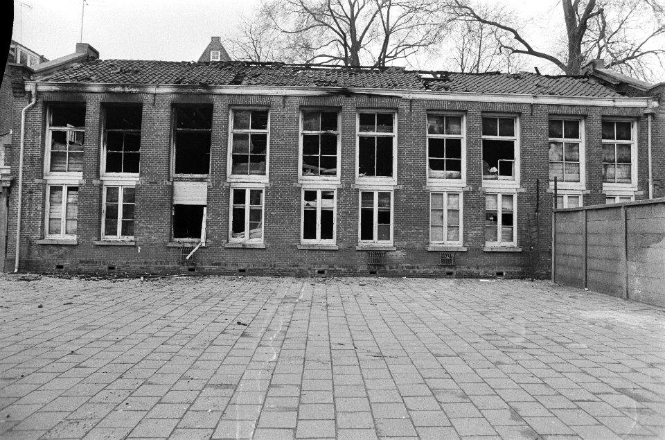 Exterieur van het afgebrande gebouw, Bestanddeelnr 930-1953