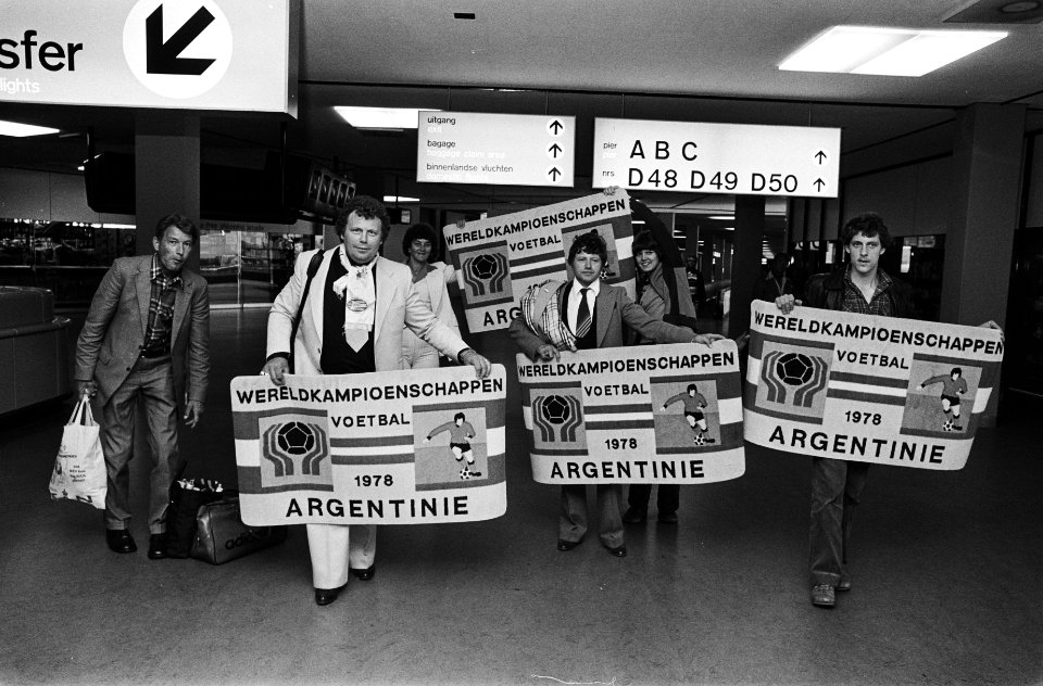Extra vlucht supporters naar WK finale in Argentinie vanaf Schiphol supporters , Bestanddeelnr 929-7859