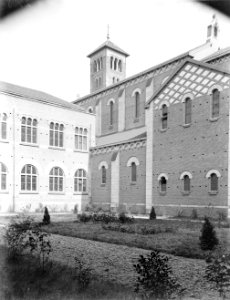 Exterieur van het kloostercomplex binnentuin met kloostergebouwen, kerk en klok, Bestanddeelnr 252-0860