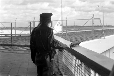 Extra veiligheidsmaatregelen op Schiphol, politiemannen met karabijnen, Bestanddeelnr 925-8695