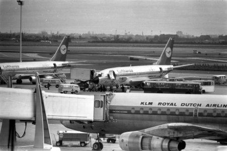 Extra veiligheidsmaatregelen op Schiphol, passagiers word met bus naar vliegtuig, Bestanddeelnr 925-8691