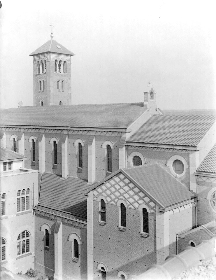 Exterieur van het kloostercomplex kloostergebouwen, kerk, daken en klokkentoren, Bestanddeelnr 252-0861