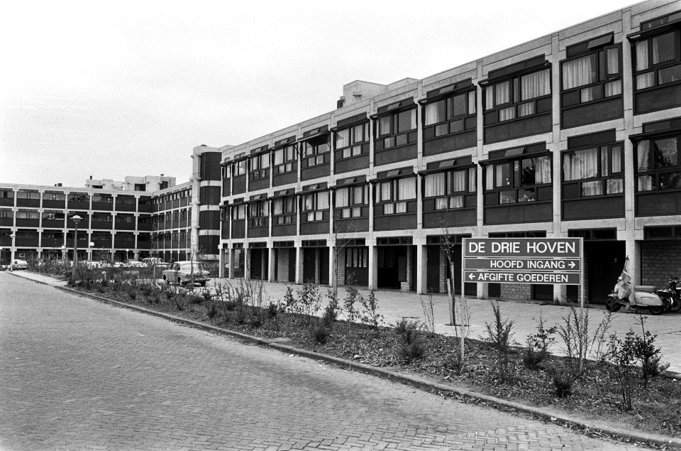 Exterieur van het wooncomplex, een ontwerp van de Nederlandse architect Herman H, Bestanddeelnr 927-9565