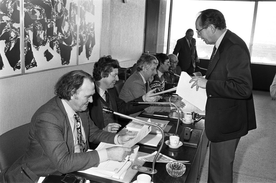 Extra vergadering van FNV-federatie in Amsterdam. Arie Groenevelt deelt manifest, Bestanddeelnr 931-9600