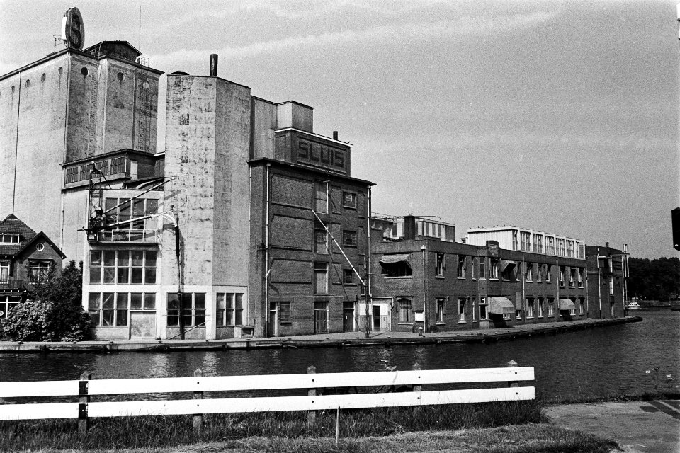 Exterieur Sluis diervoederfabriek in Driemond ivm sluiting, Bestanddeelnr 930-9388