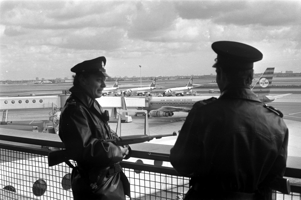 Extra veiligheidsmaatregelen op Schiphol, politiemannen met karabijnen, op achte, Bestanddeelnr 925-8690
