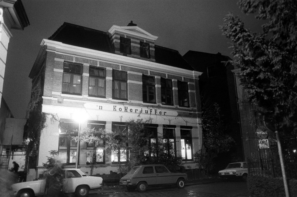Exterieur, bij avond, van jeugdcentrum De Kokerjuffer waar met goedkeuring van, Bestanddeelnr 932-3975