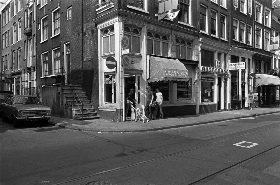 Exterieur van een Warme bakker in de Utrechtsestraat te Amsterdam, Bestanddeelnr 928-0967