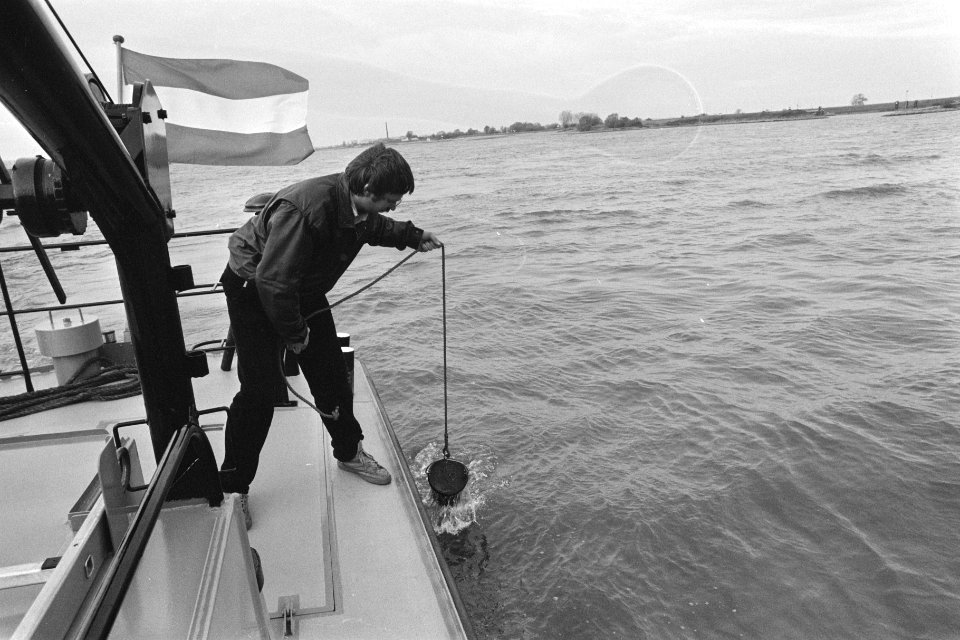 Extra watermetingen bij Lobith in verband met uit Basel afkomstige gif een mede, Bestanddeelnr 933-8090