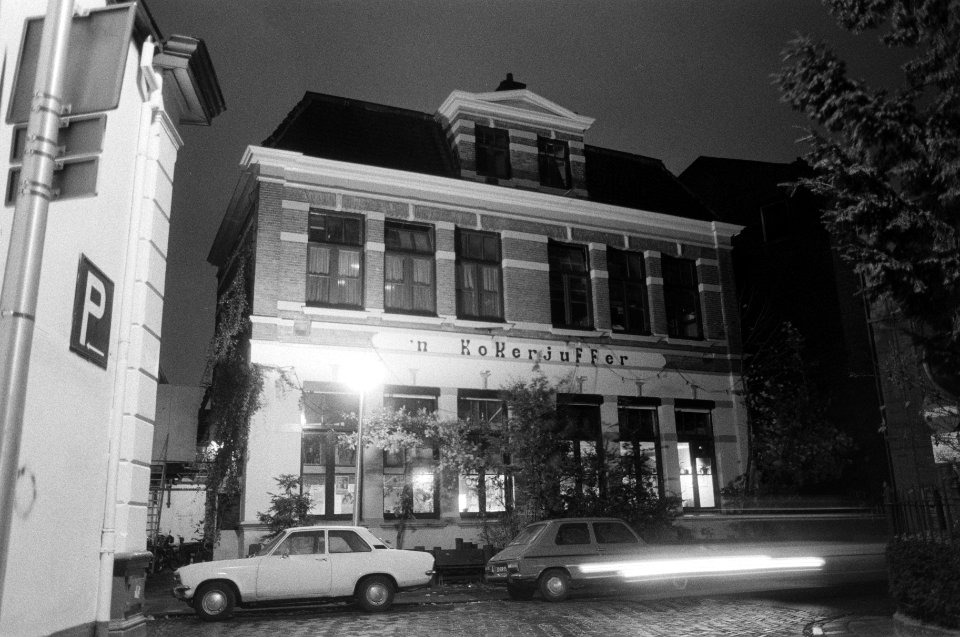 Exterieur, bij avond, van jeugdcentrum De Kokerjuffer waar met goedkeuring van, Bestanddeelnr 932-3976