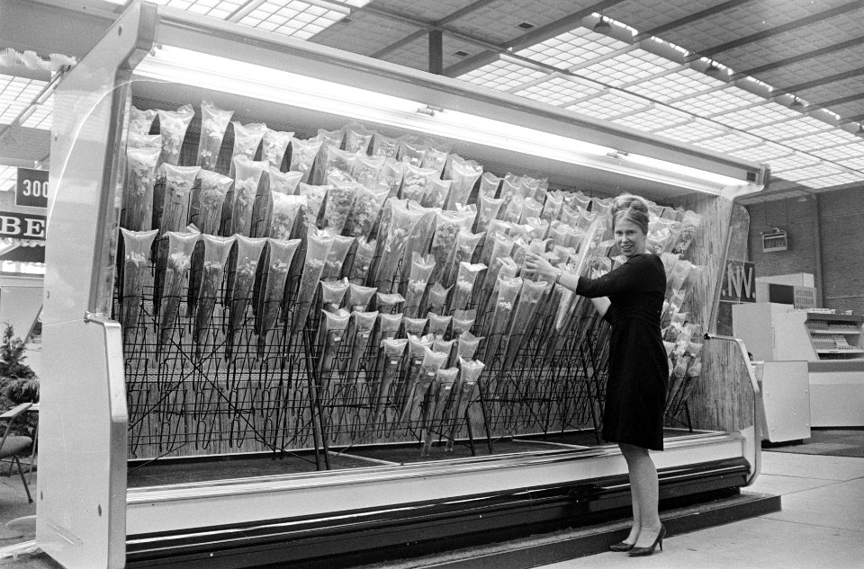 Expositie zelfbediening 1967 te Utrecht, een stellage voor de verkoop van bloeme, Bestanddeelnr 920-3360