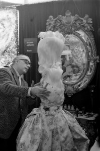 Expobeurs in Hilversum. Kapper Herman Egbert met pruiken van anderhalve meter, Bestanddeelnr 914-9288