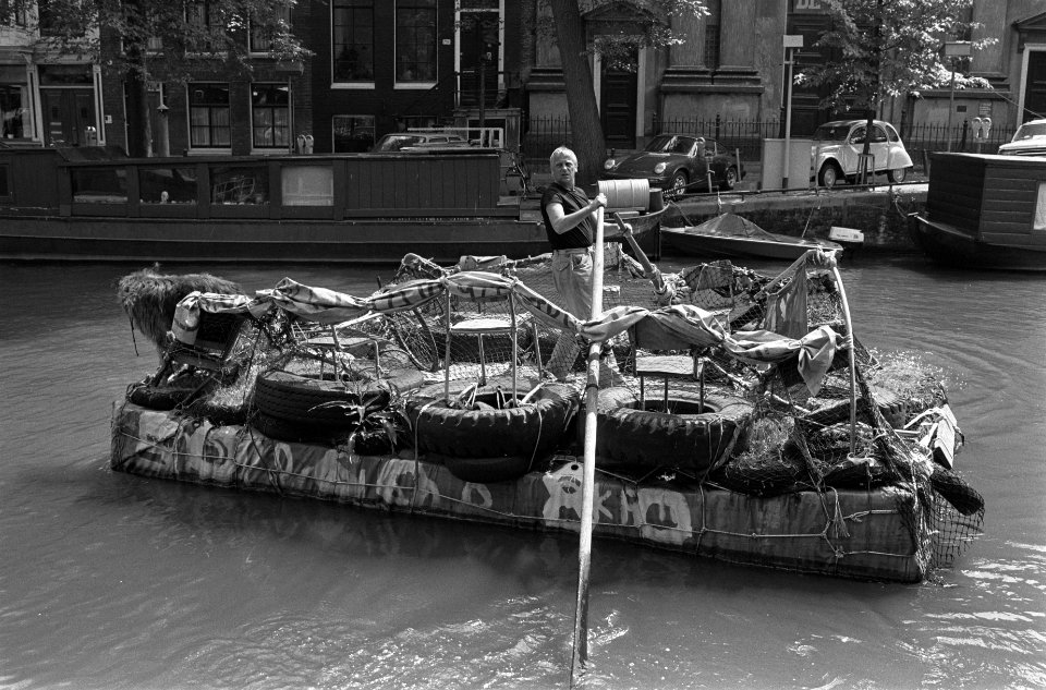 Ex-Provo Robert Jasper Grootveld vaart met afval-vlot door de grachten van Amste, Bestanddeelnr 932-2002