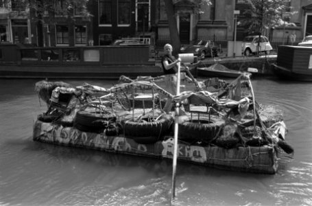 Ex-Provo Robert Jasper Grootveld vaart met afval-vlot door de grachten van Amste, Bestanddeelnr 932-2002