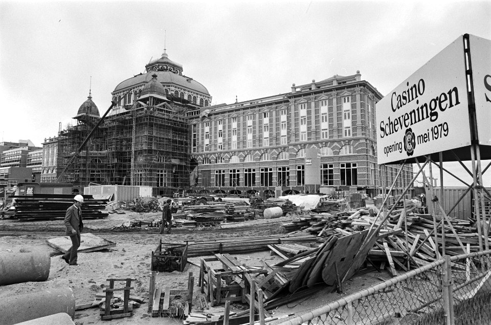 Exterieur Kurhaus Scheveningen met bord Casino Scheveningen op voorgrond, Bestanddeelnr 929-8849