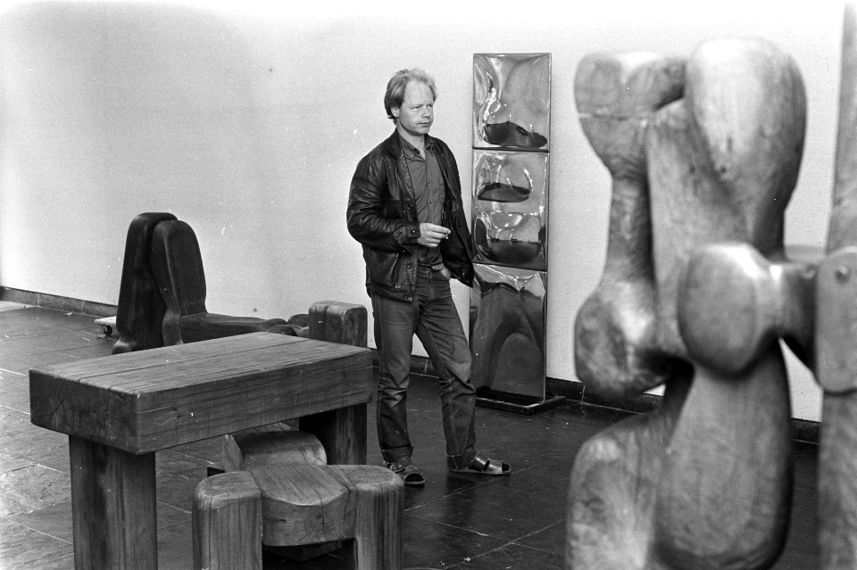 Expositie van beeldhouwer Leo de Vries in museum Fodor, Leo de Vries bij enkele , Bestanddeelnr 925-8575
