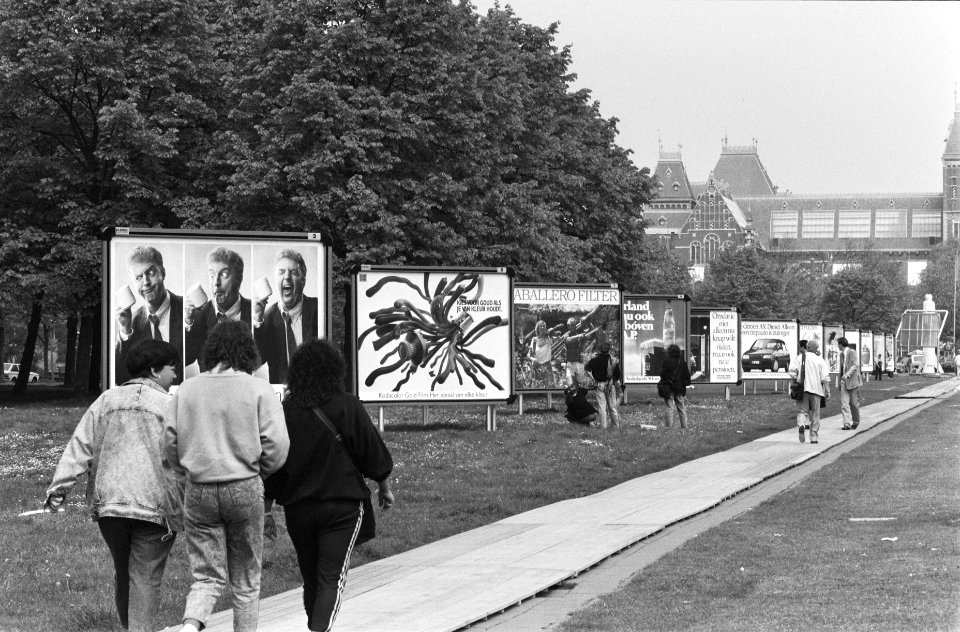Expositie van 50 reclameborden op het Museumplein in Amsterdam (Publex Billboard, Bestanddeelnr 934-4527