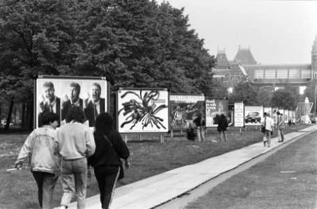 Expositie van 50 reclameborden op het Museumplein in Amsterdam (Publex Billboard, Bestanddeelnr 934-4527
