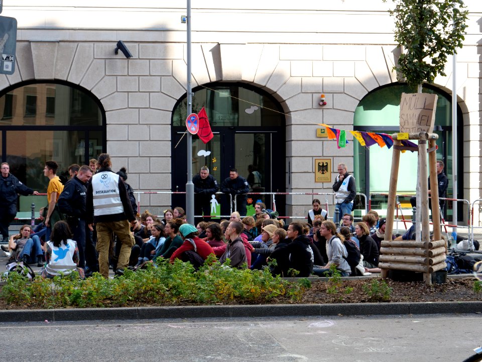 Extinction Rebellion blockade Stresemannstraße 2019-10-13 08