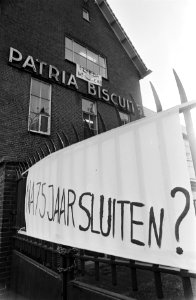 Exterieur Patria en spandoek, Bestanddeelnr 929-9928