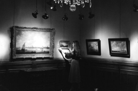 Expositie van 60 schilderijen van Jan van Goyen bij kunsthandel Waterman in Amsterdam, enkele schilderijen met links Gezicht op Antwerpen, Bestanddeelnr 931-3679
