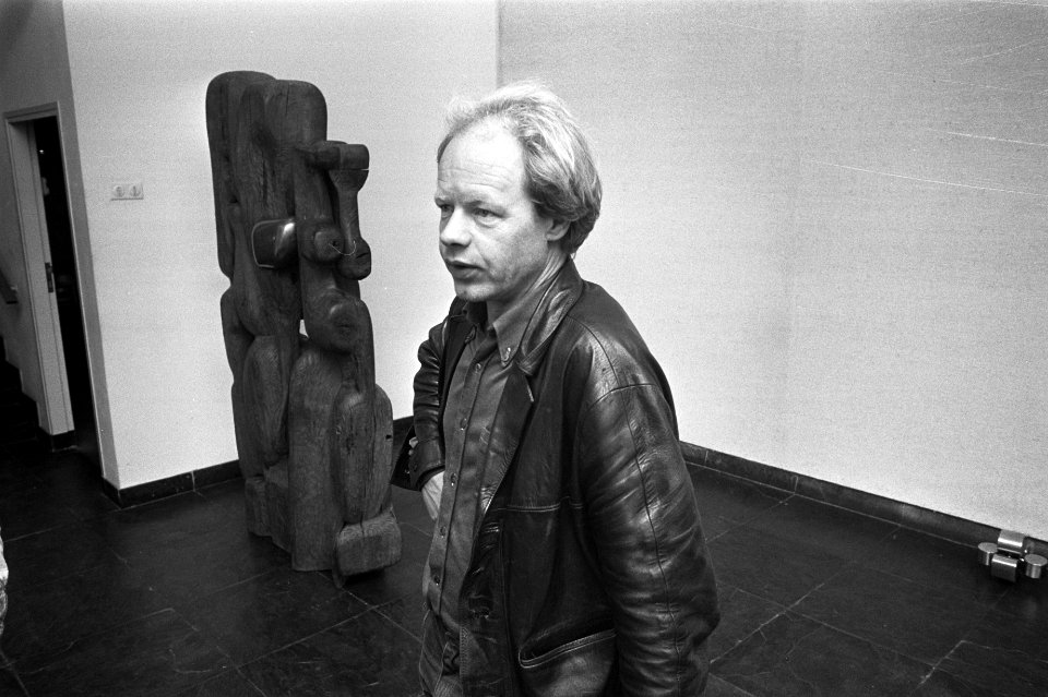 Expositie van beeldhouwer Leo de Vries in museum Fodor, Leo de Vries bij enkele , Bestanddeelnr 925-8576