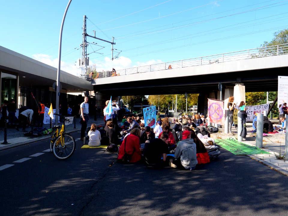Extinction Rebellion blockade Alt-Moabit 2019-10-12 09