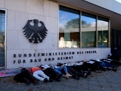 Extinction Rebellion blockade Alt-Moabit 2019-10-12 01