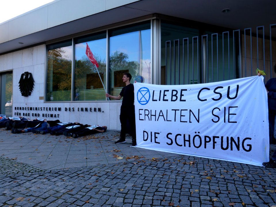Extinction Rebellion blockade Alt-Moabit 2019-10-12 03