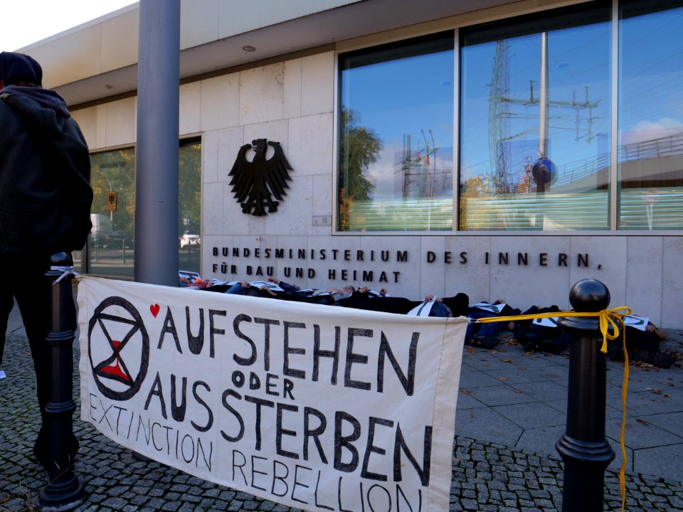 Extinction Rebellion blockade Alt-Moabit 2019-10-12 05