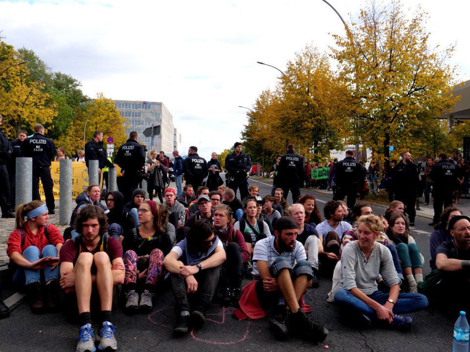 Extinction Rebellion blockade Alt-Moabit 2019-10-12 22