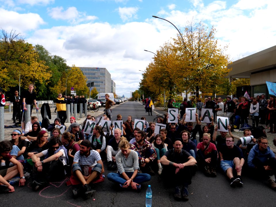 Extinction Rebellion blockade Alt-Moabit 2019-10-12 17