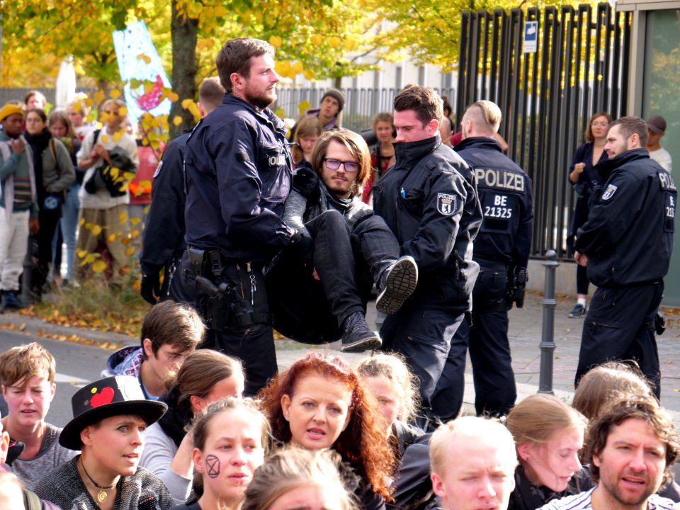 Extinction Rebellion blockade Alt-Moabit 2019-10-12 21