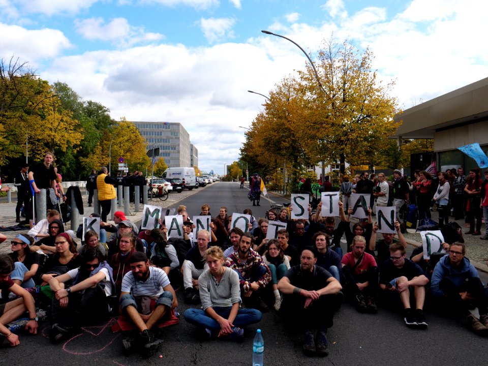 Extinction Rebellion blockade Alt-Moabit 2019-10-12 18