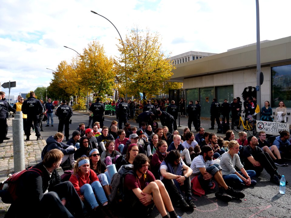 Extinction Rebellion blockade Alt-Moabit 2019-10-12 20